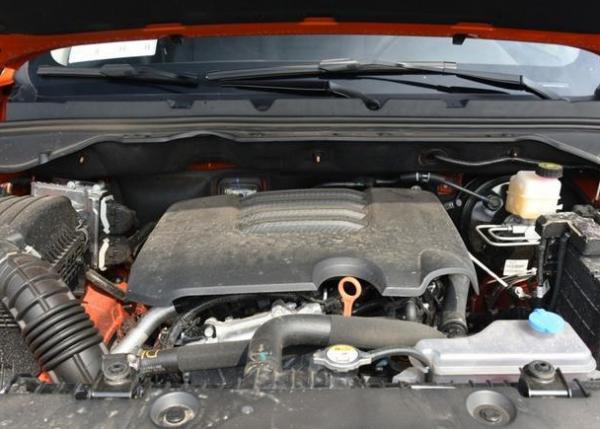 长城皮卡长城炮-火炮越野车轮胎故障