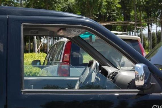 长城汽车赛影汽车冷凝器清洁