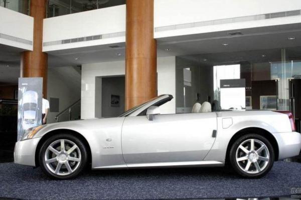 凯迪拉克XLR汽车后备箱卡住